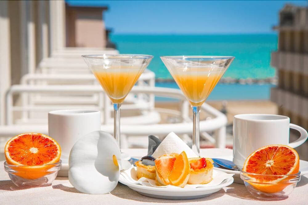 Mediterraneo Hotel & Suites Каттолика Экстерьер фото