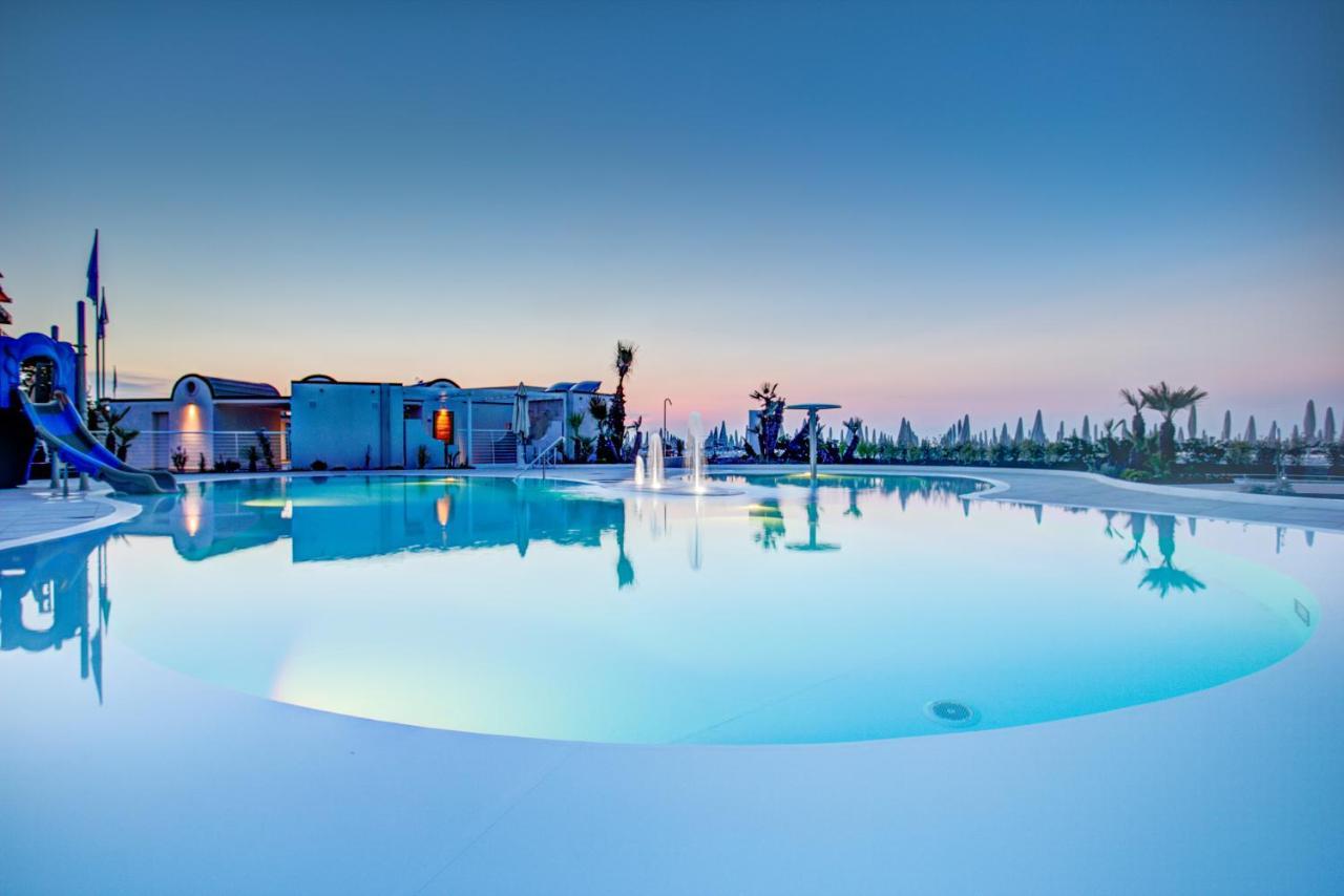 Mediterraneo Hotel & Suites Каттолика Экстерьер фото