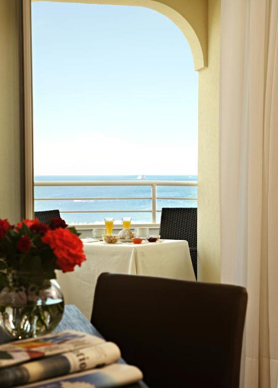 Mediterraneo Hotel & Suites Каттолика Экстерьер фото