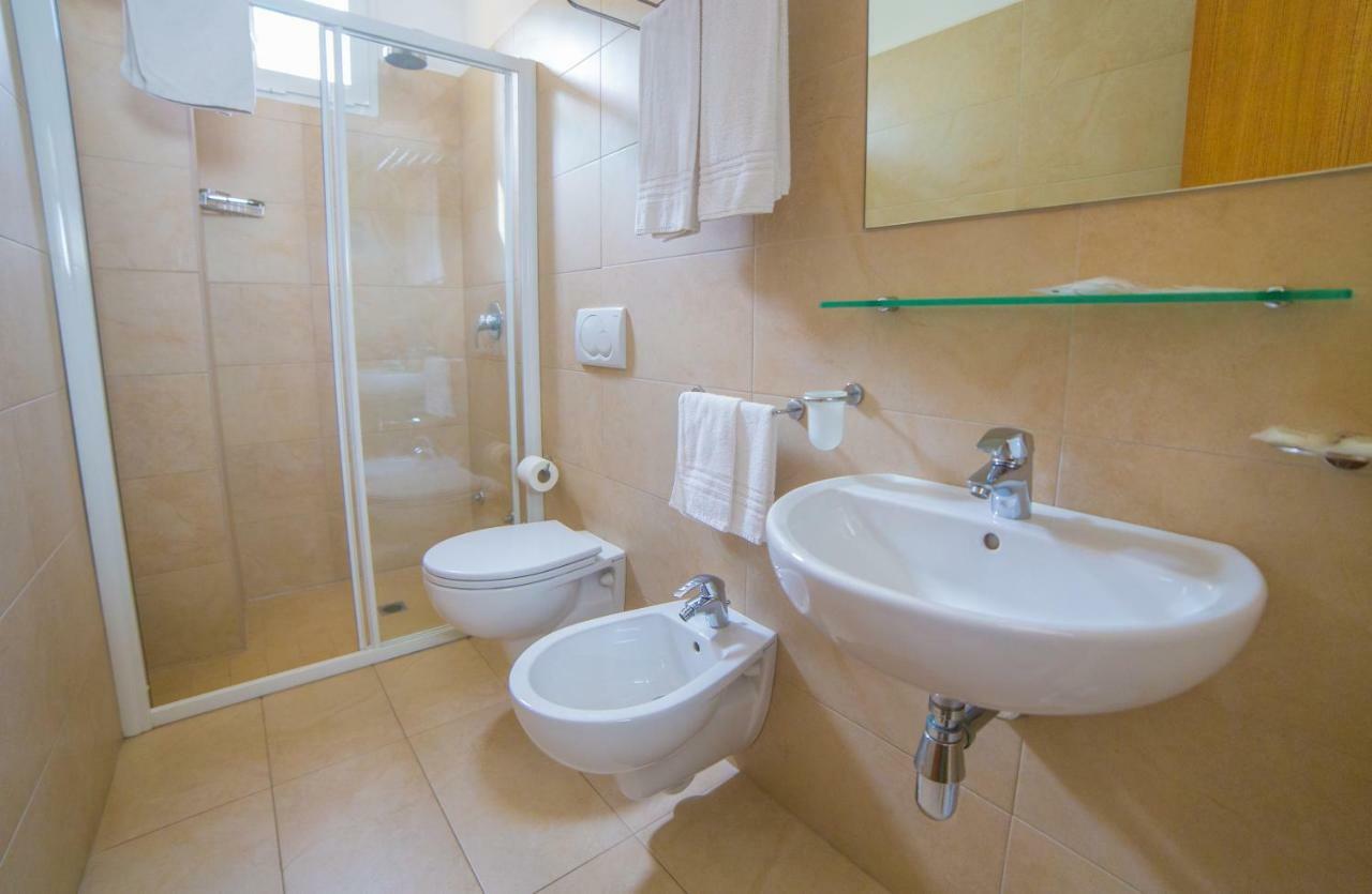 Mediterraneo Hotel & Suites Каттолика Экстерьер фото