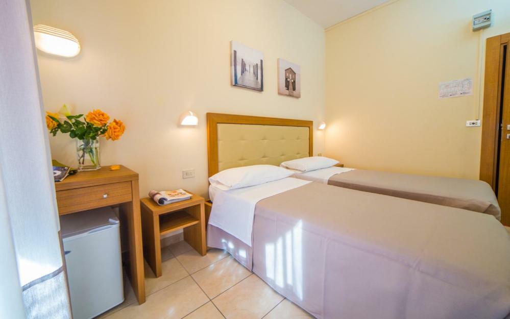 Mediterraneo Hotel & Suites Каттолика Экстерьер фото