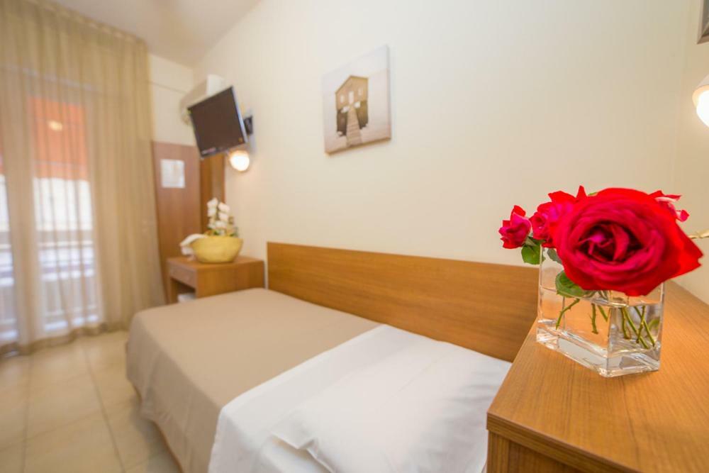 Mediterraneo Hotel & Suites Каттолика Экстерьер фото