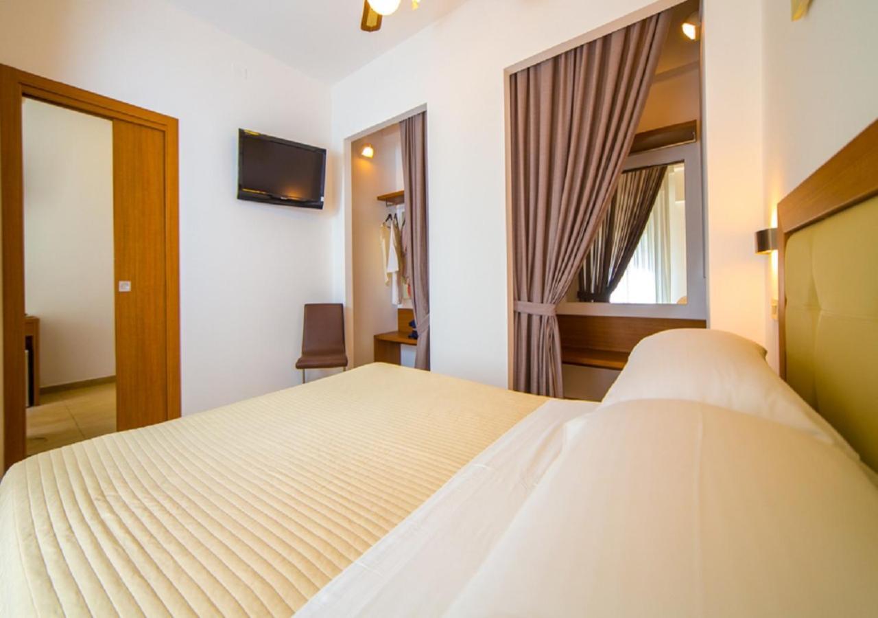 Mediterraneo Hotel & Suites Каттолика Экстерьер фото