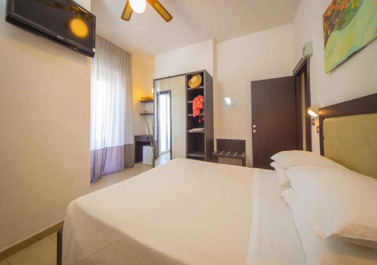 Mediterraneo Hotel & Suites Каттолика Экстерьер фото