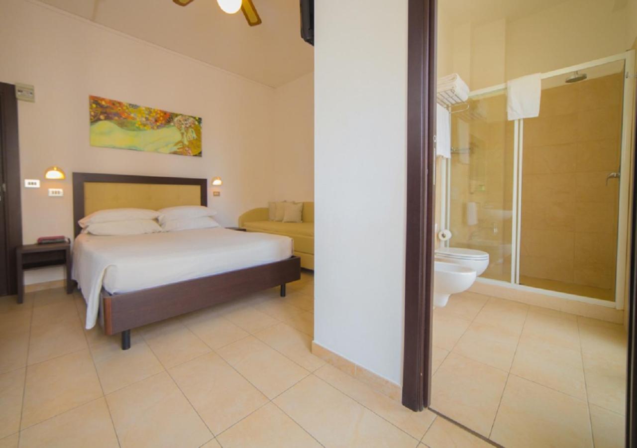 Mediterraneo Hotel & Suites Каттолика Экстерьер фото