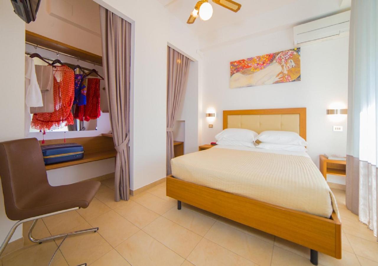 Mediterraneo Hotel & Suites Каттолика Экстерьер фото