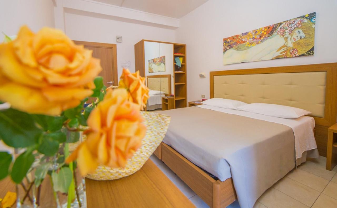 Mediterraneo Hotel & Suites Каттолика Экстерьер фото