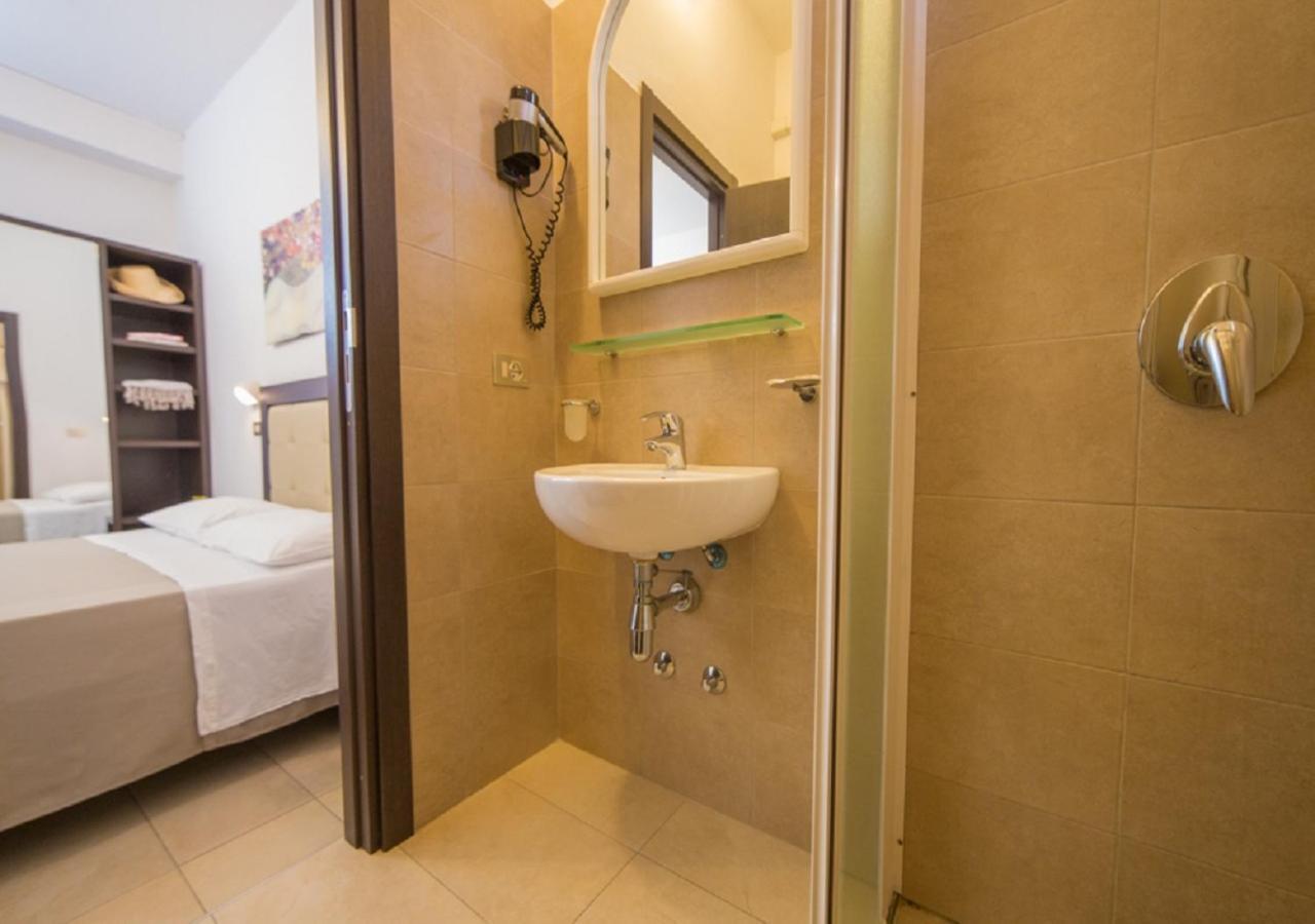 Mediterraneo Hotel & Suites Каттолика Экстерьер фото